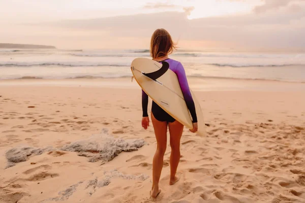 Серфер Дівчина Дошкою Серфінгу Пляжі Заході Сонця Або Сході Сонця — стокове фото