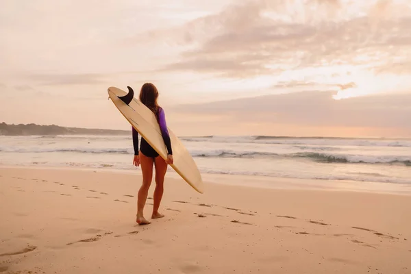 Surfermädchen Mit Surfbrett Strand Bei Sonnenuntergang Oder Sonnenaufgang — Stockfoto