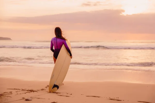 Серфер Дівчина Дошкою Серфінгу Пляжі Заході Сонця Або Сході Сонця — стокове фото