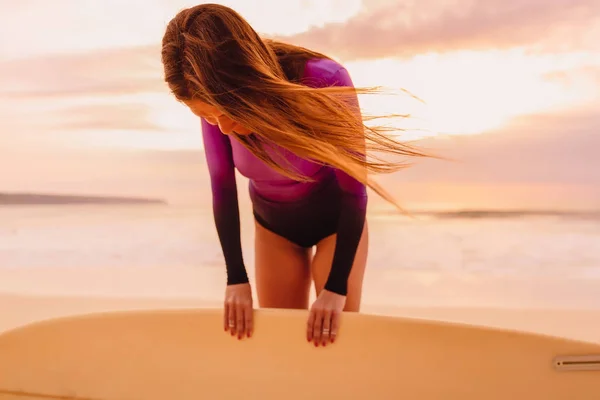 Surfista Menina Com Prancha Surf Uma Praia Pôr Sol Nascer — Fotografia de Stock