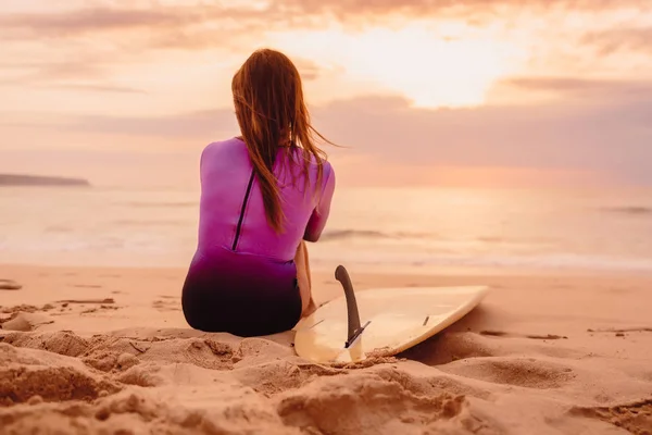 Surfermädchen Mit Surfbrett Strand Bei Sonnenuntergang Oder Sonnenaufgang — Stockfoto