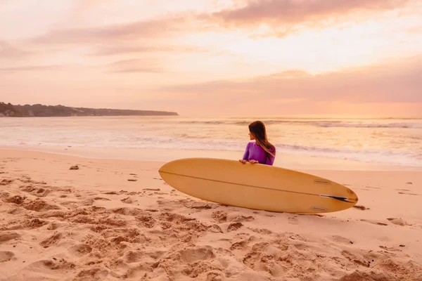 Surfermädchen Mit Surfbrett Strand Bei Sonnenuntergang Oder Sonnenaufgang — Stockfoto