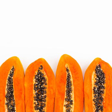 Beyaz zemin üzerine lezzetli papaya dilimleri. Düz yatıyordu. Üstten Görünüm. Meyve kavramı