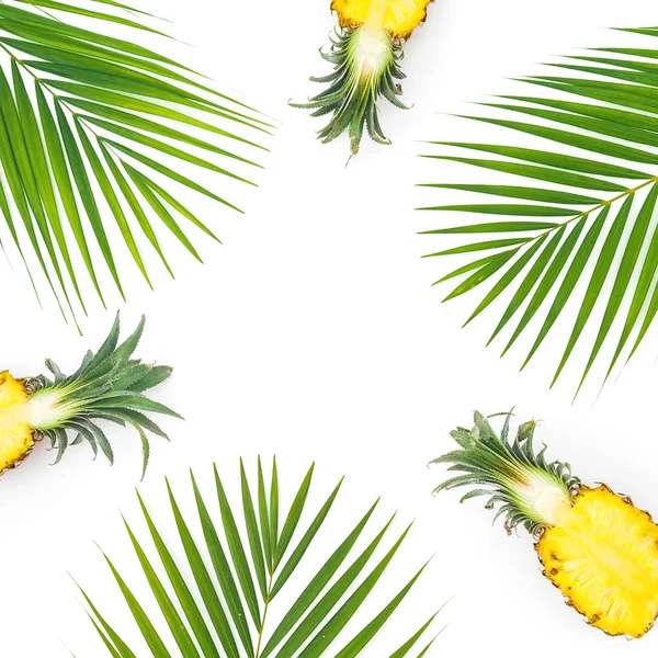 在白色背景上查出的菠萝和棕榈叶的框架 平面布局 顶部视图 — 图库照片