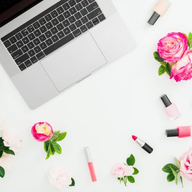 Laptop, gül çiçek, beyaz arka plan üzerinde izole kozmetik. Düz yatıyordu. Üstten Görünüm. Çerçeve kompozisyonu