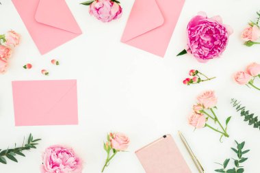 Çerçeve peonies, okaliptüs, Zarflar ve beyaz zemin üzerine kalem ile günlüğü. Düz yatıyordu, en iyi görünümü.