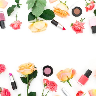 Turuncu gül çiçek ve beyaz arka plan üzerinde kadınsı kozmetik ile çerçeve çiçek. Düz yatıyordu