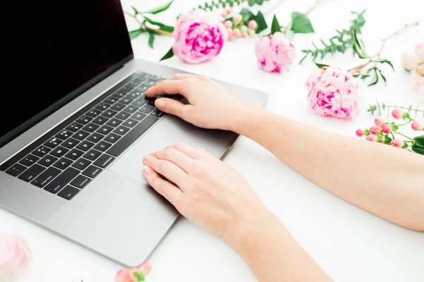 Женщина Печатает Ноутбуке Рабочее Место Женскими Руками Ноутбук Розовые Цветы — стоковое фото
