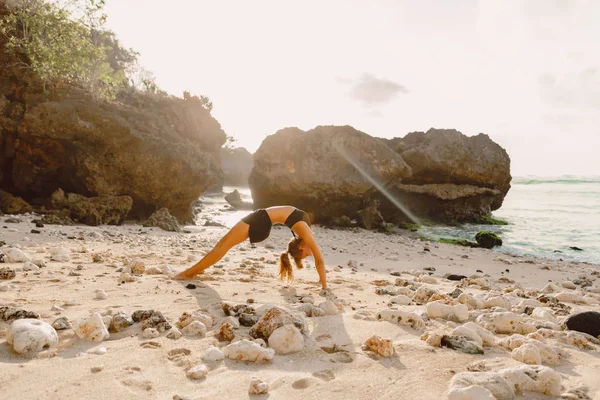 Sportowy Kobieta Praktyki Jogi Barwach Zachodzącego Słońca Wybrzeżu Oceanu — Zdjęcie stockowe