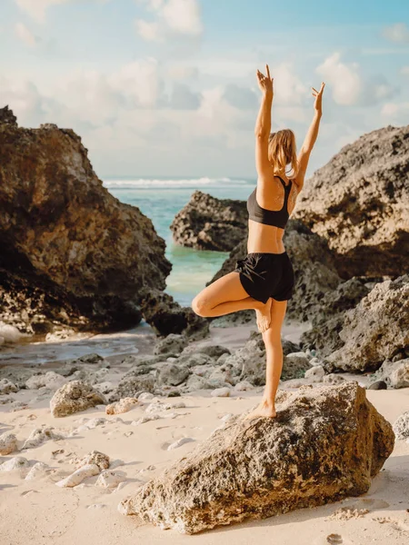 Спортивная Женщина Практикует Йогу Побережье Океана Цветом Заката — стоковое фото