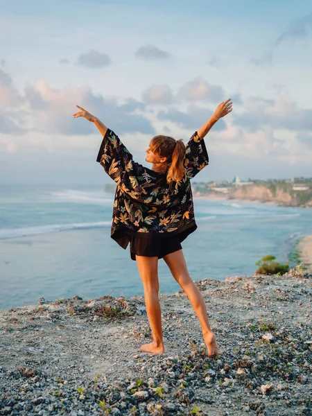 Femme Sportive Pratique Yoga Côte Océan Avec Des Couleurs Coucher — Photo