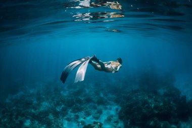 Kadın freediver yüzgeçleri ile Yüzme sualtı okyanus