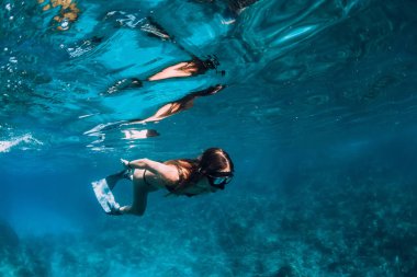 Genç kadın freediver yüzgeçleri ile Yüzme sualtı okyanus