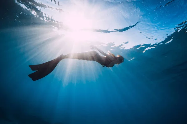 Donna Apneista Con Pinne Nuotare Raggi Sole Subacquei Oceano — Foto Stock