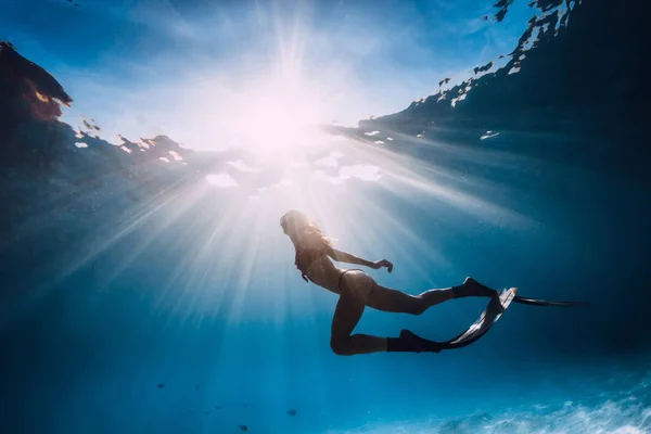 Vrouw Freediver Met Vinnen Zanderige Bodem Zonnestralen Onderwater Oceaan Zwemmen — Stockfoto