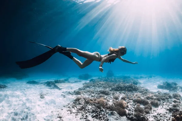 Freitaucherin Mit Flossen Schwimmt Über Sandiges Meer Und Sonnenstrahlen Unterwasserwelt — Stockfoto