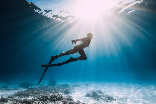 Freitaucher Junge Frau Mit Flossen Schwimmt Über Sandigen Unterwassergrund — Stockfoto