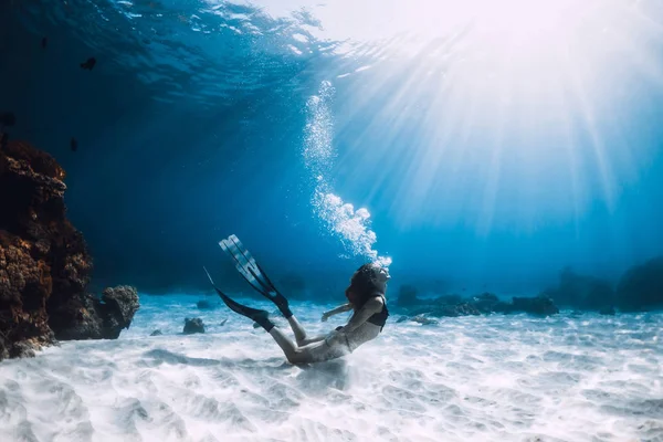 Freediver Kobieta Żebra Pływać Piaszczystym Dnie Oceanu Podwodne — Zdjęcie stockowe