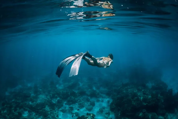 Freitaucherin Mit Flossen Schwimmt Unter Wasser — Stockfoto
