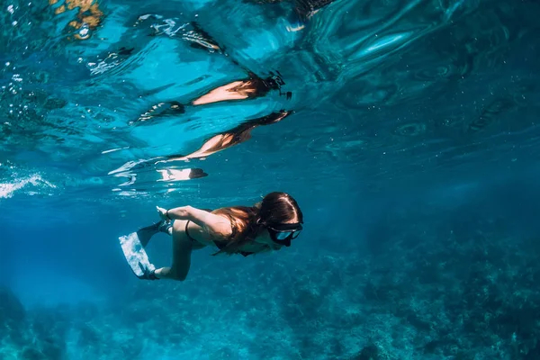 Νεαρή Γυναίκα Δύτη Πτερύγια Κολυμπούν Υποβρύχια Στον Ωκεανό — Φωτογραφία Αρχείου