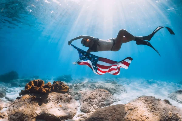 Mujer Freediver Nadar Sobre Fondo Del Mar Arena Con Bandera — Foto de Stock