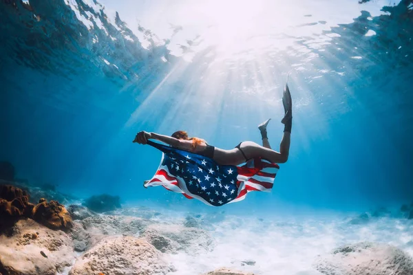 Kadın Freediver Yüzme Kumlu Deniz Dibinde Abd Bayrağı Ile Birlikte — Stok fotoğraf