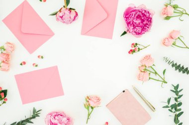 Beyaz arka planda kalem ile peonies, okaliptüs, zarf ve günlük çerçevesi. Düz yatma