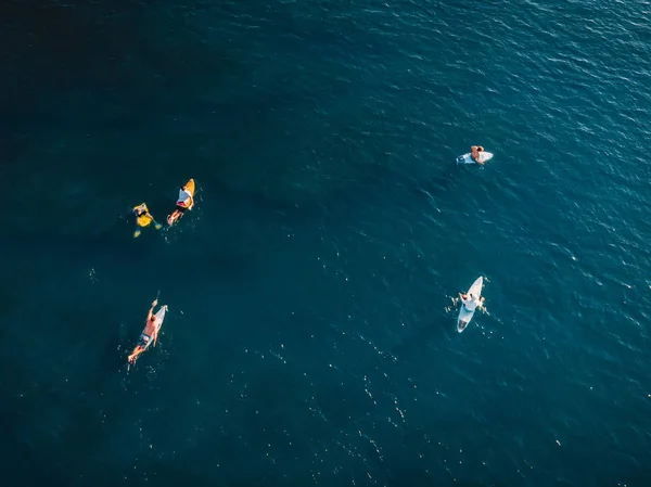 Surfers Ιστιοσανίδες Στο Κύμα Αναμονής Μπλε Του Ωκεανού Εναέρια Άποψη — Φωτογραφία Αρχείου