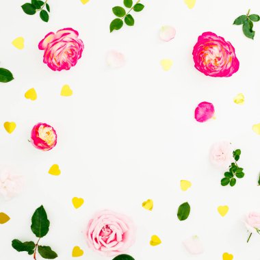 Pembe Gül, yaprakları ve beyaz zemin üzerine altın konfeti ile Sevgililer günü kompozisyon. Düz yatıyordu, en iyi görünümü.