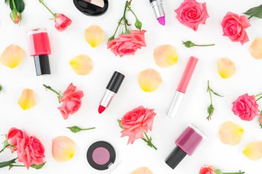 Çiçek desenli turuncu gül çiçek ve beyaz arka plan üzerinde kadınsı kozmetik ile. Düz yatıyordu, en iyi görünümü.