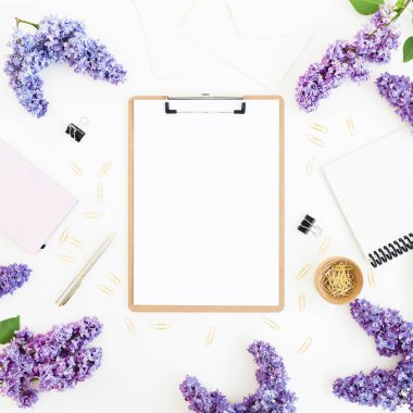 Kadınsı kompozisyon Pano, günlüğü, Lila çiçek ve aksesuar beyaz arka plan üzerinde. Düz yatıyordu