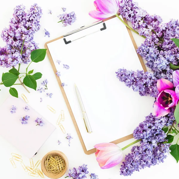 Kompozisyon Pano, Lila çiçek ve aksesuar beyaz arka plan üzerinde. Bahar zamanı. Düz yatıyordu