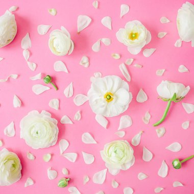 Pembe bir arka plan üzerinde beyaz Düğünçiçeği, snapdragon ve Lale çiçek çiçek kompozisyon. Düz yatıyordu desen