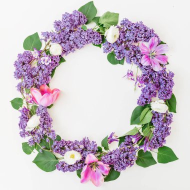 Çerçeve beyaz üzerine Eflatun çiçek. Düz yatıyordu, en iyi görünümü