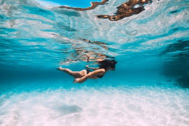 Genç kadın sualtı tropikal mavi okyanus beyaz kum ile Yüzme