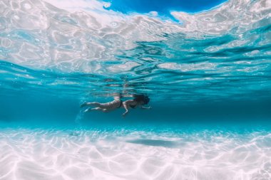 Genç kadın sualtı tropikal mavi okyanus beyaz kum ile Yüzme