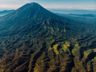 Bali 'deki Agung yanardağının havadan görünüşü