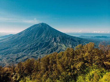 Agung Yanardağı ve dağ orman Bali, Endonezya ile havadan görünümü