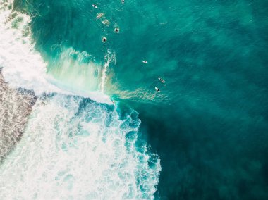 Büyük dalgalar sörf hava görünümünü. Sörfçü ve dalga okyanus