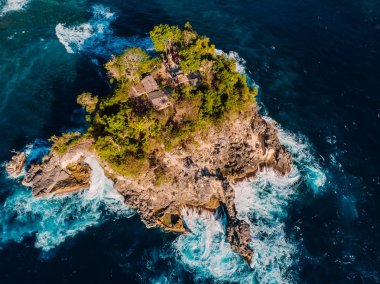 Okyanus dalgaları ve ada ile. Nusa Penida. Havadan görünümü