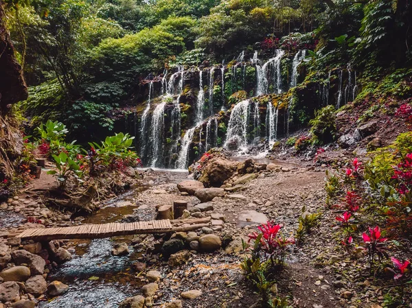 Wodospad Czerwonych Kamieni Tropikalnym Lesie Bali Widok Lotu Ptaka — Zdjęcie stockowe
