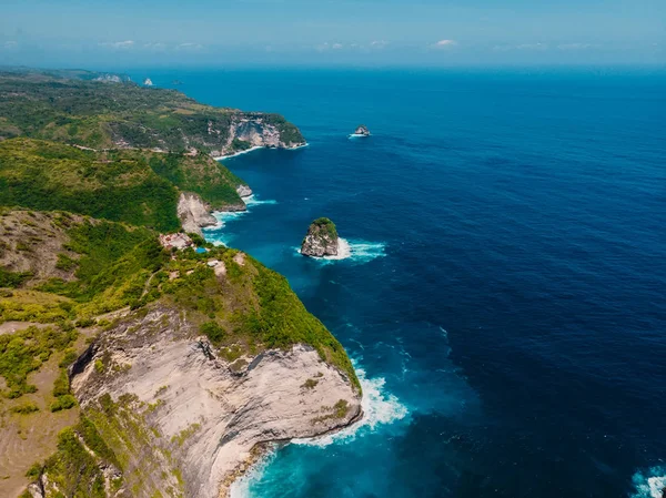 Cliff Nusa Penida Okyanusta Sahil Şeridine Tropik Ada Havadan Görünümü — Stok fotoğraf