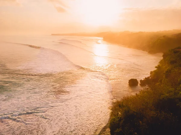 Luchtfoto Van Stormachtige Golven Bij Warme Zonsopgang Zandstrand — Stockfoto