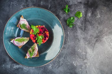Balık ile ev yapımı pancar salata salata.