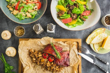 Karabuğday, narenciye ve ızgara karaciğer ile taze salata ile barbekü et