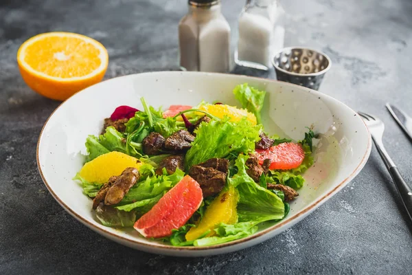 Narenciye Marul Tavuk Karaciğeri Ile Lezzetli Salata — Stok fotoğraf