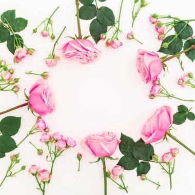 Beyaz arka planda izole güller çiçekler ile çiçek çerçevesi. Düz yatıyordu, üst görünüm. Sevgililer günü konsepti