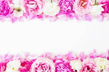 Beyaz arka planda pembe Ranunculus çiçek ve güller çerçevesi. Floral yaşam tarzı kompozisyon. Düz yatma