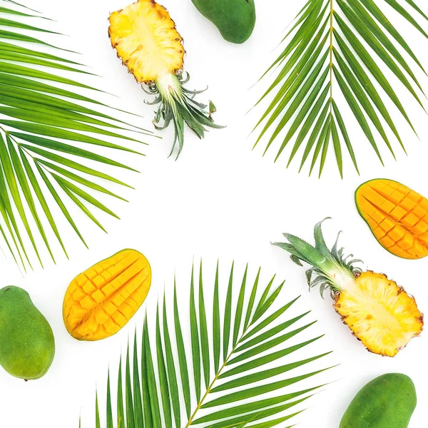 Beyaz Arka Planda Palmiye Yaprakları Ile Ananas Mango Meyveleri Tropik — Stok fotoğraf