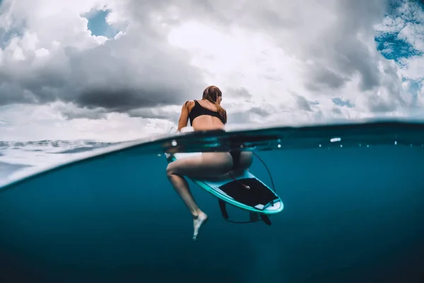 Surf Ελκυστικό Κορίτσι Κάθονται Στη Σανίδα Του Σερφ Στην Μπλε — Φωτογραφία Αρχείου